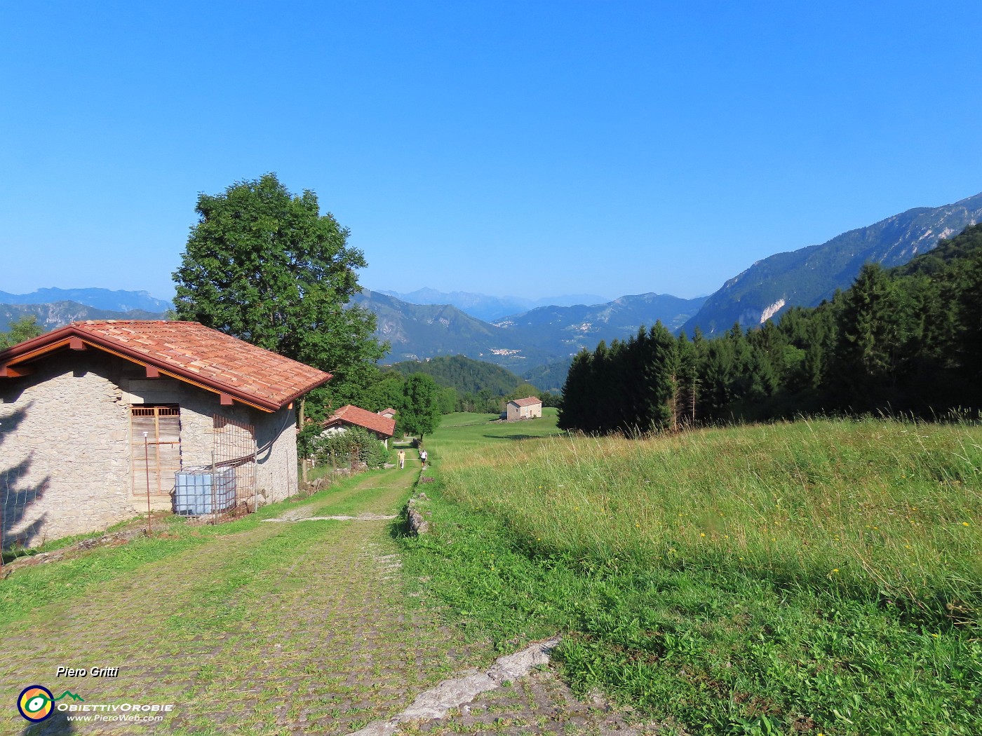 17 Comoda stradetta salendo i bei prati  delle belle Baite Aral (1000 m).JPG